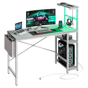 Escritorio Gamer Bestier con LED, Estantes y Tomas de Corriente