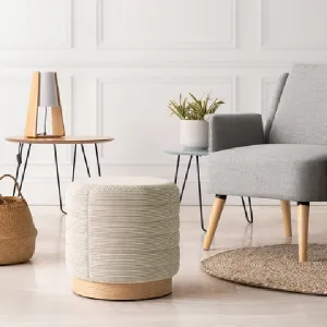 Puff redondo tapizado Avik beige con base de madera natural