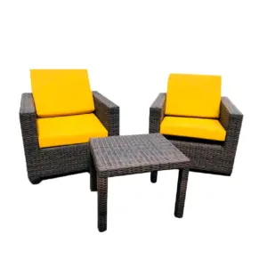 Sillón de ratán para terrazas y mesa de centro amarillo