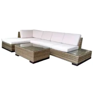 Mueble seccional de ratán para terraza. Incluye mesa de centro de ratán y cojines de respaldo y asiento